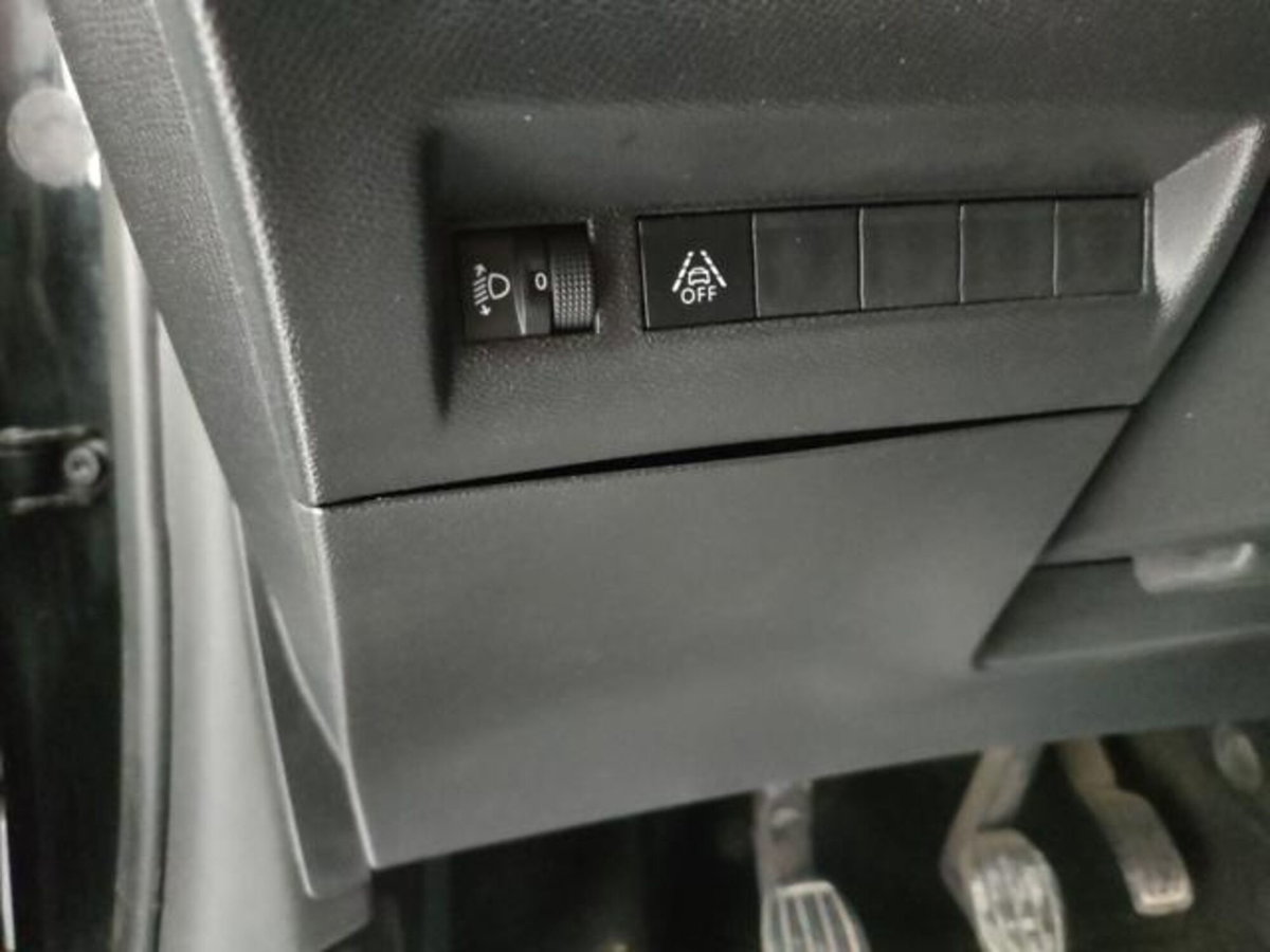 Peugeot 208 1.2 puretech Active s&s 75cv (6)