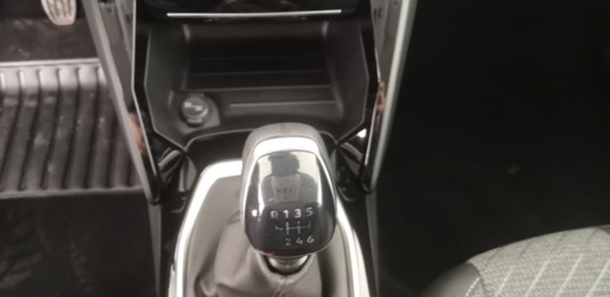 Peugeot 208 1.2 turbo Allure 100cv (13)