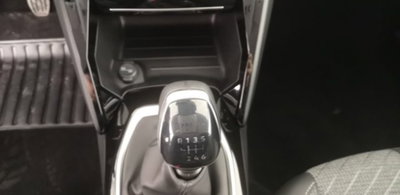 Peugeot 208 1.2 turbo Allure 100cv (13)