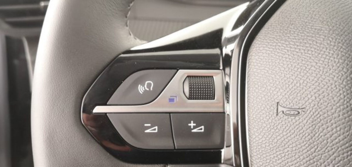 Peugeot 208 1.2 turbo Allure 100cv (6)