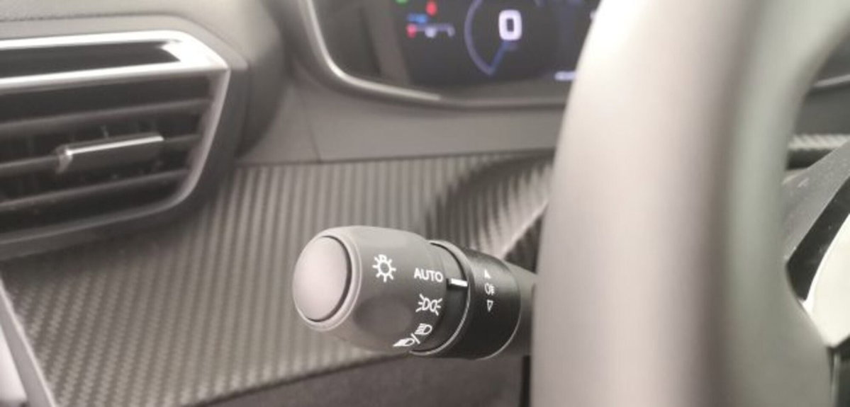 Peugeot 208 1.2 turbo Allure 100cv (7)