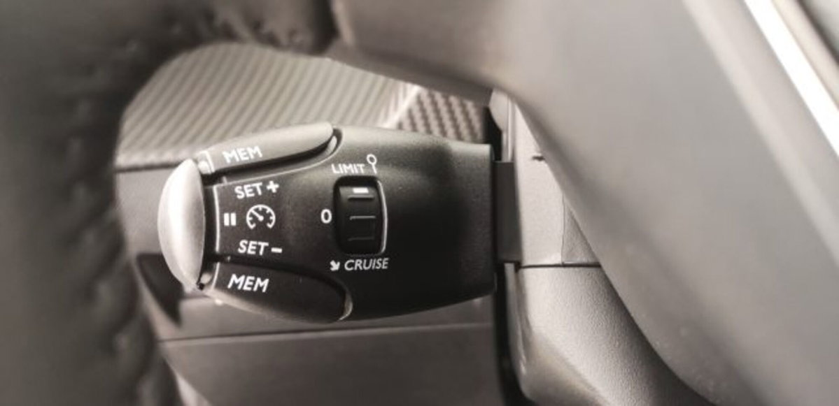 Peugeot 208 1.2 turbo Allure 100cv (9)