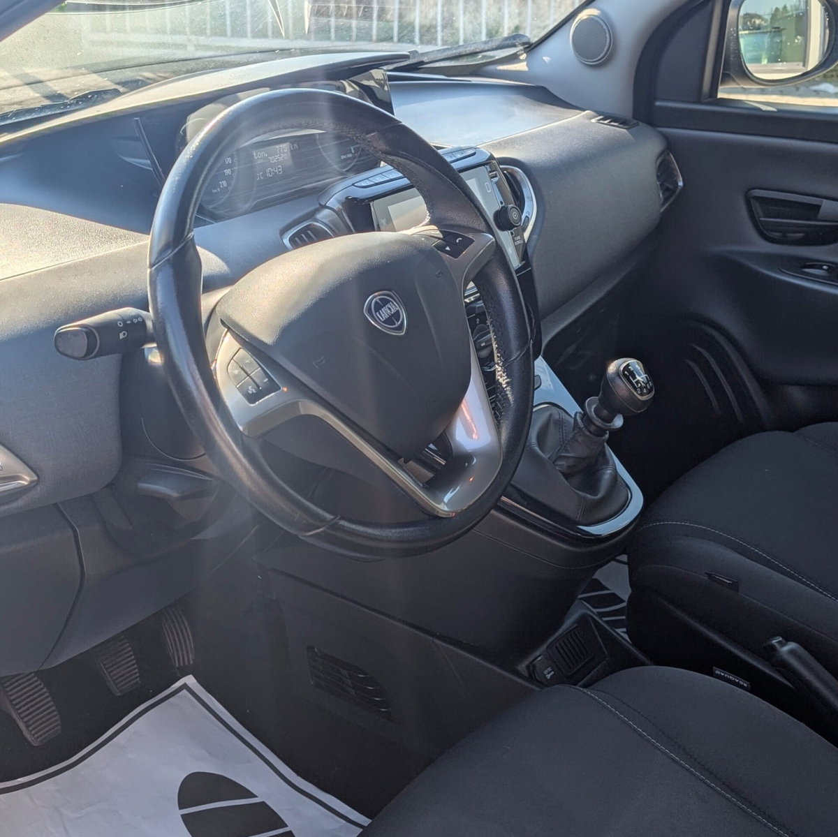 Lancia Ypsilon 1.2 69 CV 5 porte Gold (7)