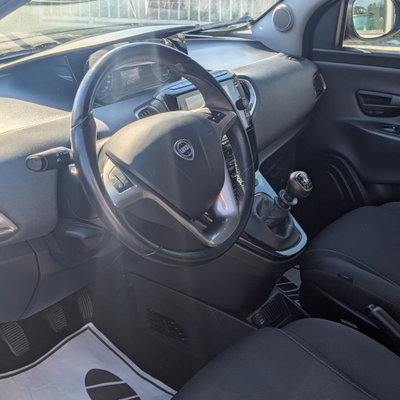 Lancia Ypsilon 1.2 69 CV 5 porte Gold (7)