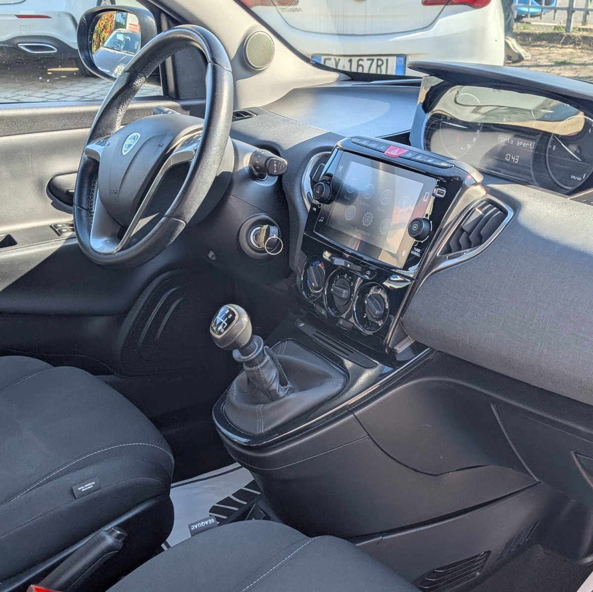 Lancia Ypsilon 1.2 69 CV 5 porte Gold (8)