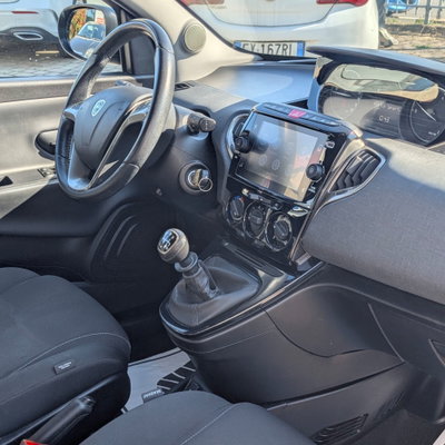 Lancia Ypsilon 1.2 69 CV 5 porte Gold (8)