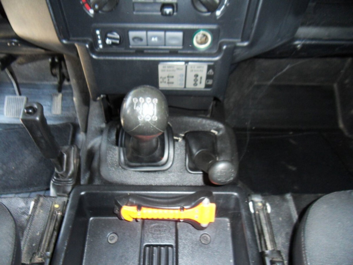 Land Rover Defender 90 2.2 TD4 Station Wagon N1 (10)
