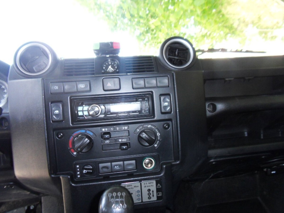 Land Rover Defender 90 2.2 TD4 Station Wagon N1 (11)
