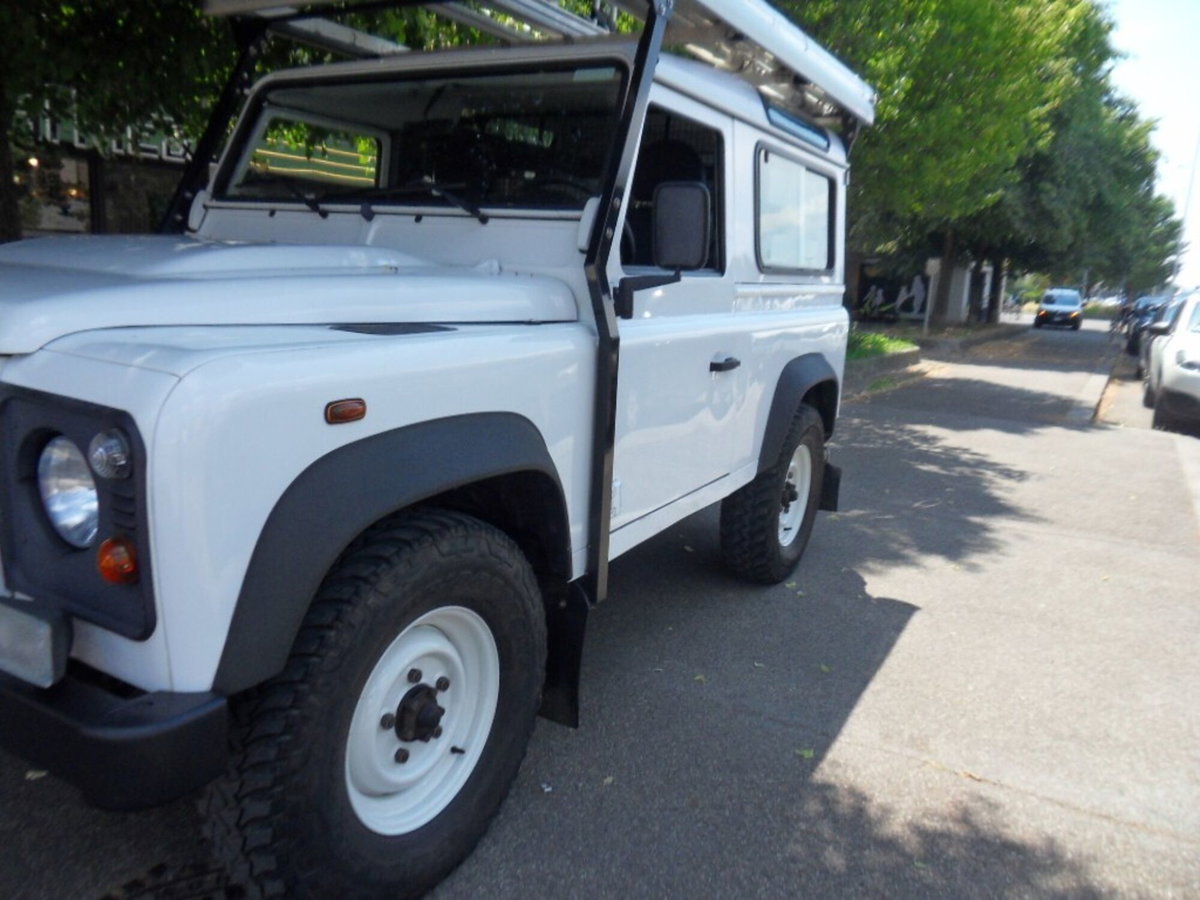 Land Rover Defender 90 2.2 TD4 Station Wagon N1 (2)
