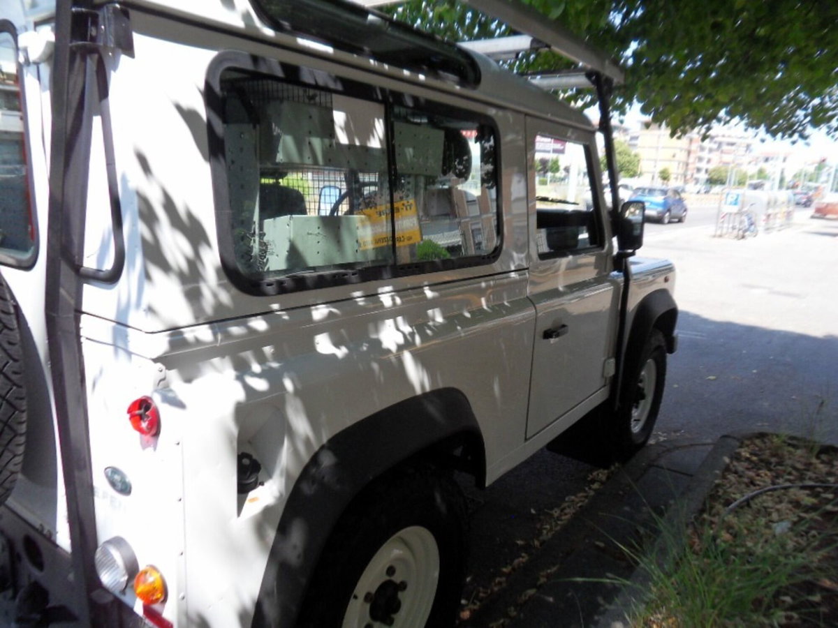 Land Rover Defender 90 2.2 TD4 Station Wagon N1 (7)