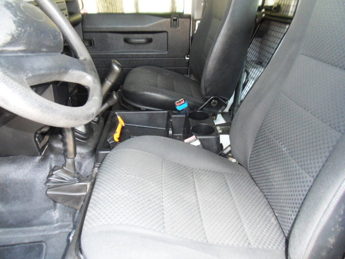 Land Rover Defender 90 2.2 TD4 Station Wagon N1 (8)