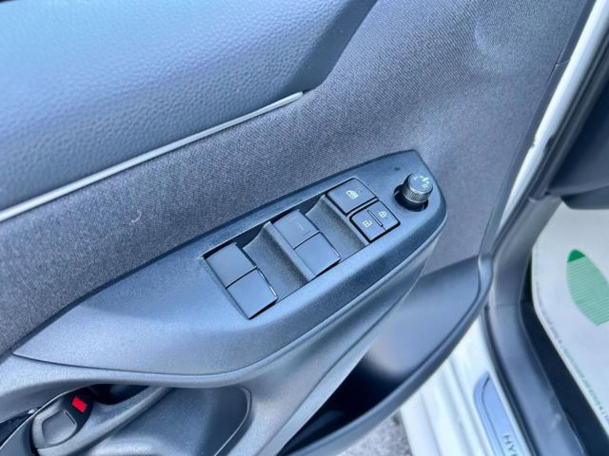 Toyota Yaris 1.5 Hybrid 5 porte Trend (13)