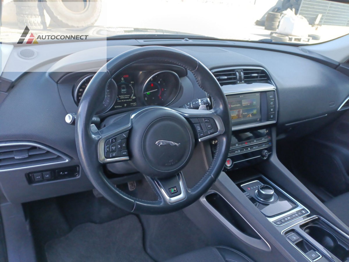 Jaguar F-Pace 2.0 D 180 CV AWD R-Sport (18)