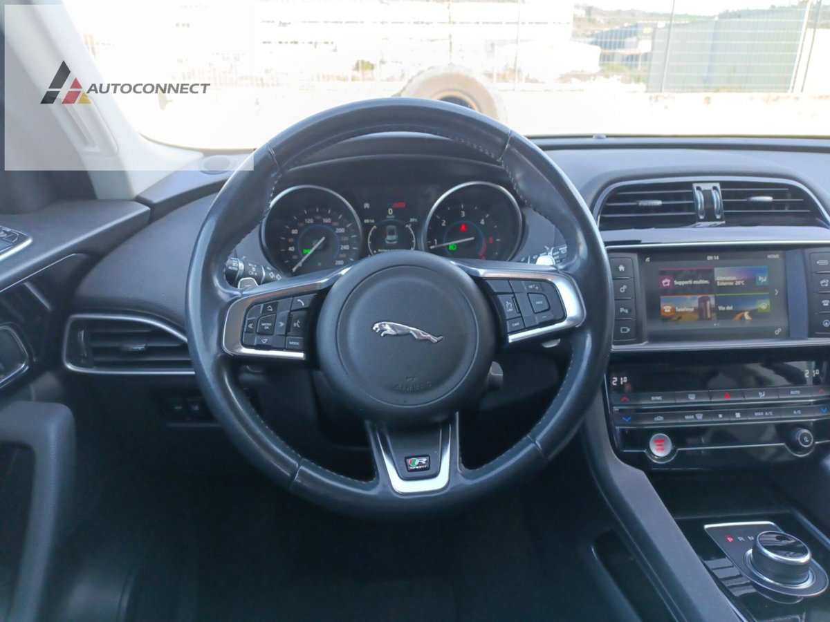 Jaguar F-Pace 2.0 D 180 CV AWD R-Sport (20)