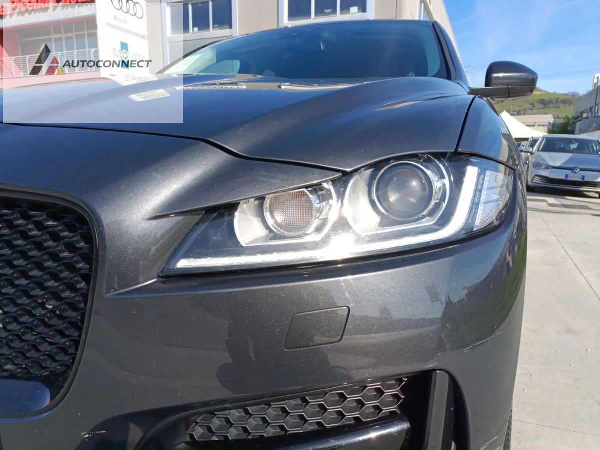 Jaguar F-Pace 2.0 D 180 CV AWD R-Sport (9)