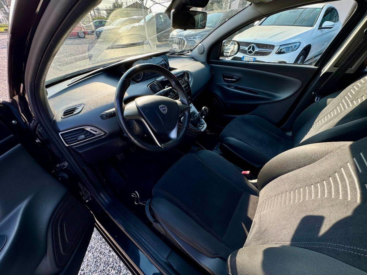 Lancia Ypsilon 1.2 69 CV 5 porte Silver (11)