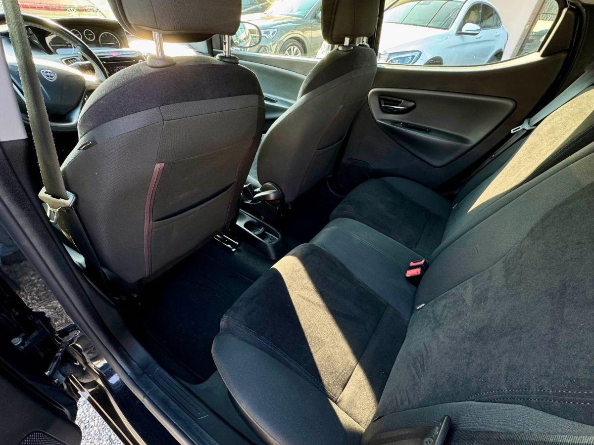 Lancia Ypsilon 1.2 69 CV 5 porte Silver (13)