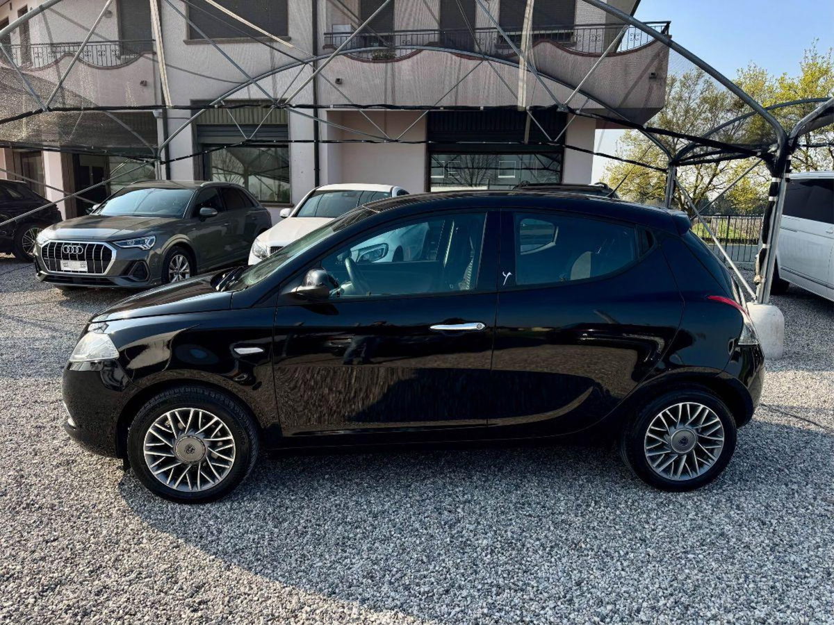 Lancia Ypsilon 1.2 69 CV 5 porte Silver (3)