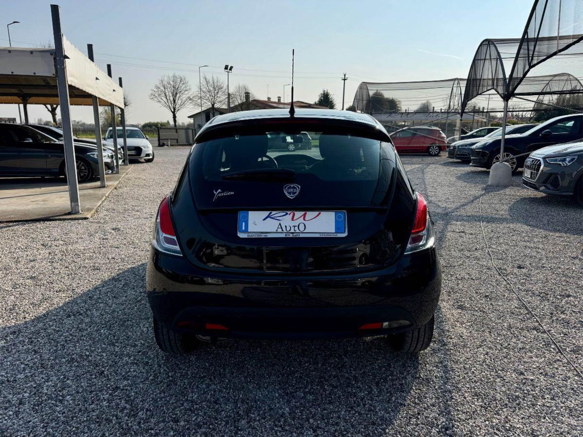 Lancia Ypsilon 1.2 69 CV 5 porte Silver (5)