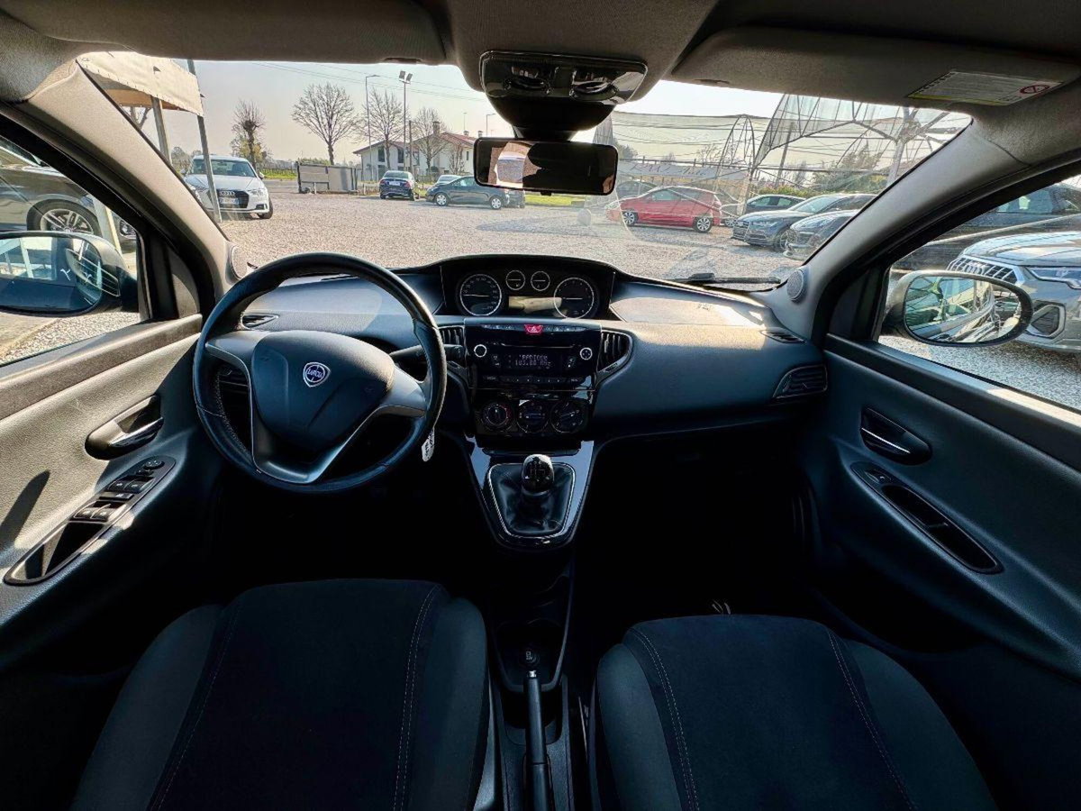 Lancia Ypsilon 1.2 69 CV 5 porte Silver (8)
