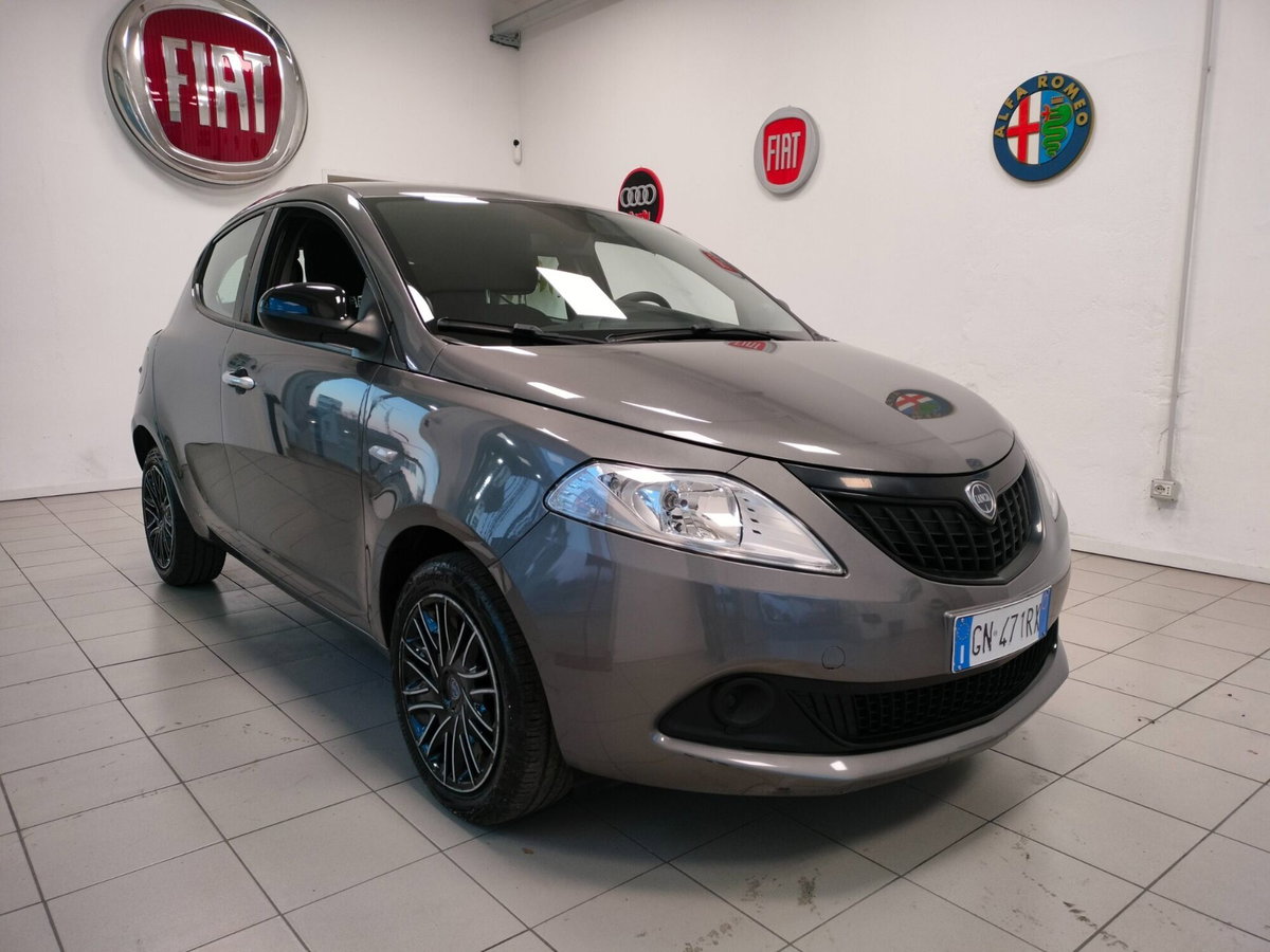 Lancia Ypsilon 1.0 FireFly 5 porte S&S Hybrid Silver Plus (11)