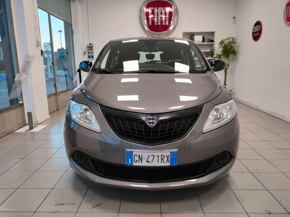 Lancia Ypsilon 1.0 FireFly 5 porte S&S Hybrid Silver Plus (2)