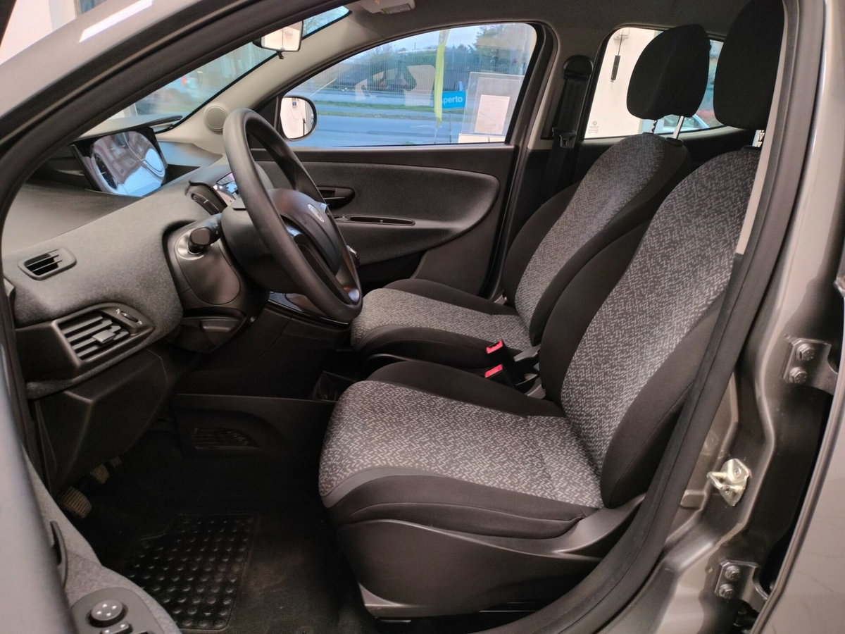 Lancia Ypsilon 1.0 FireFly 5 porte S&S Hybrid Silver Plus (8)