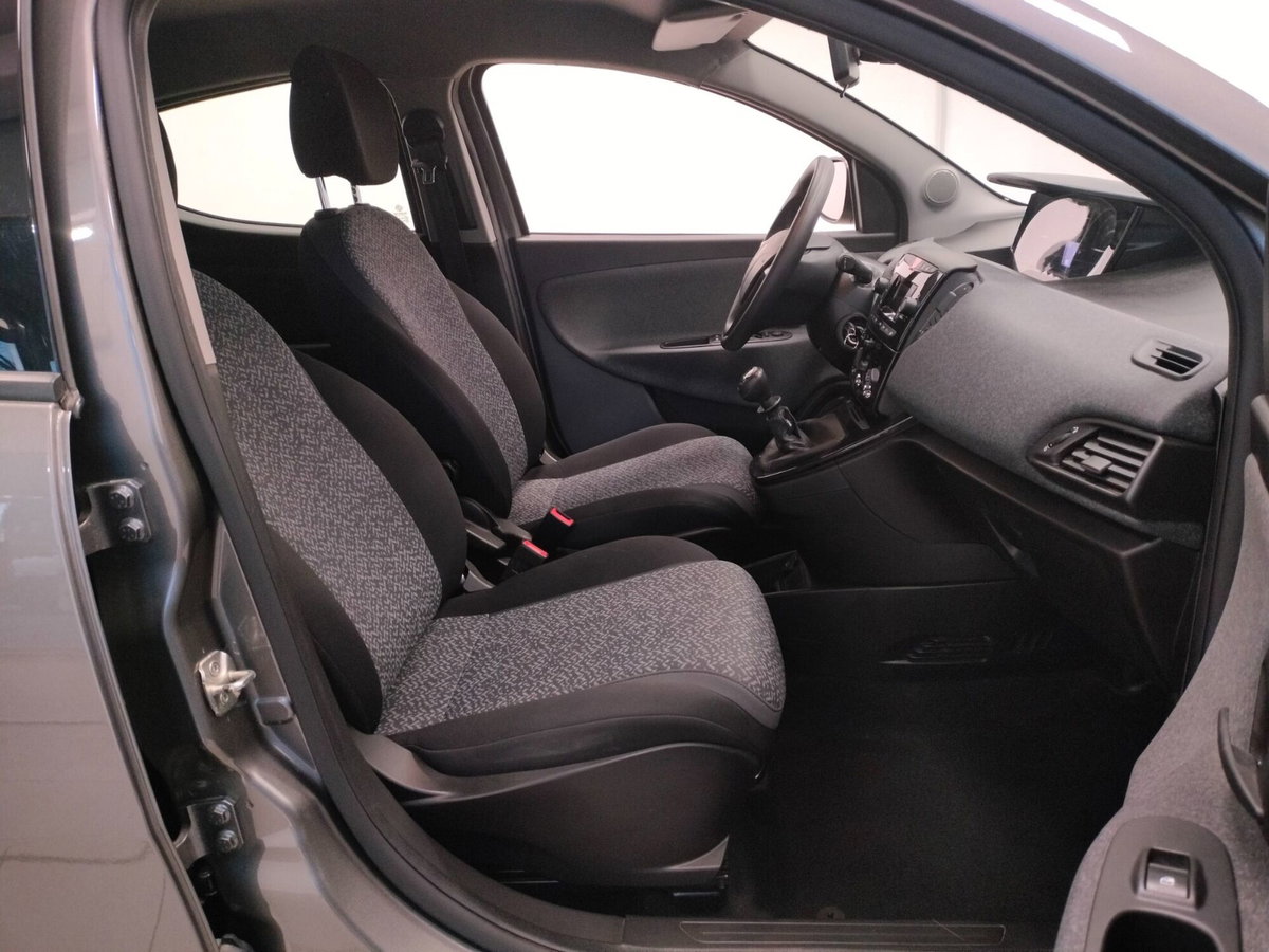 Lancia Ypsilon 1.0 FireFly 5 porte S&S Hybrid Silver Plus (9)