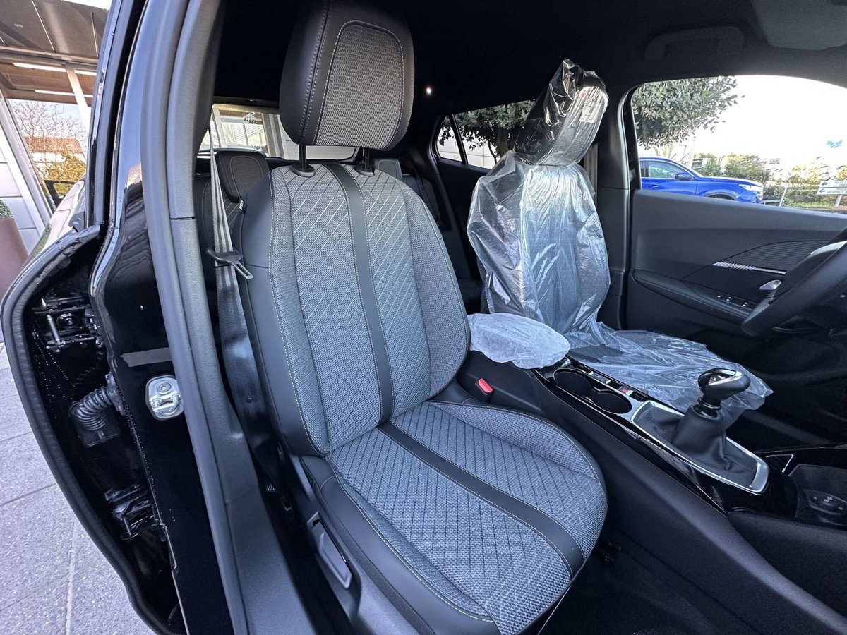 Peugeot 2008 1.2 puretech Active s&s 100cv (17)