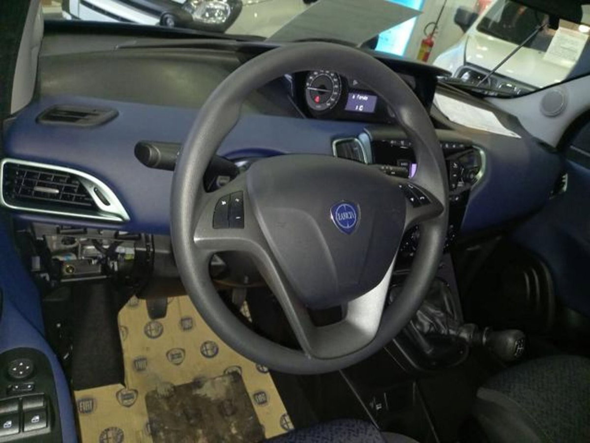 Lancia Ypsilon 1.0 FireFly 5 porte S&S Hybrid Ecochic A. Ferretti (10)