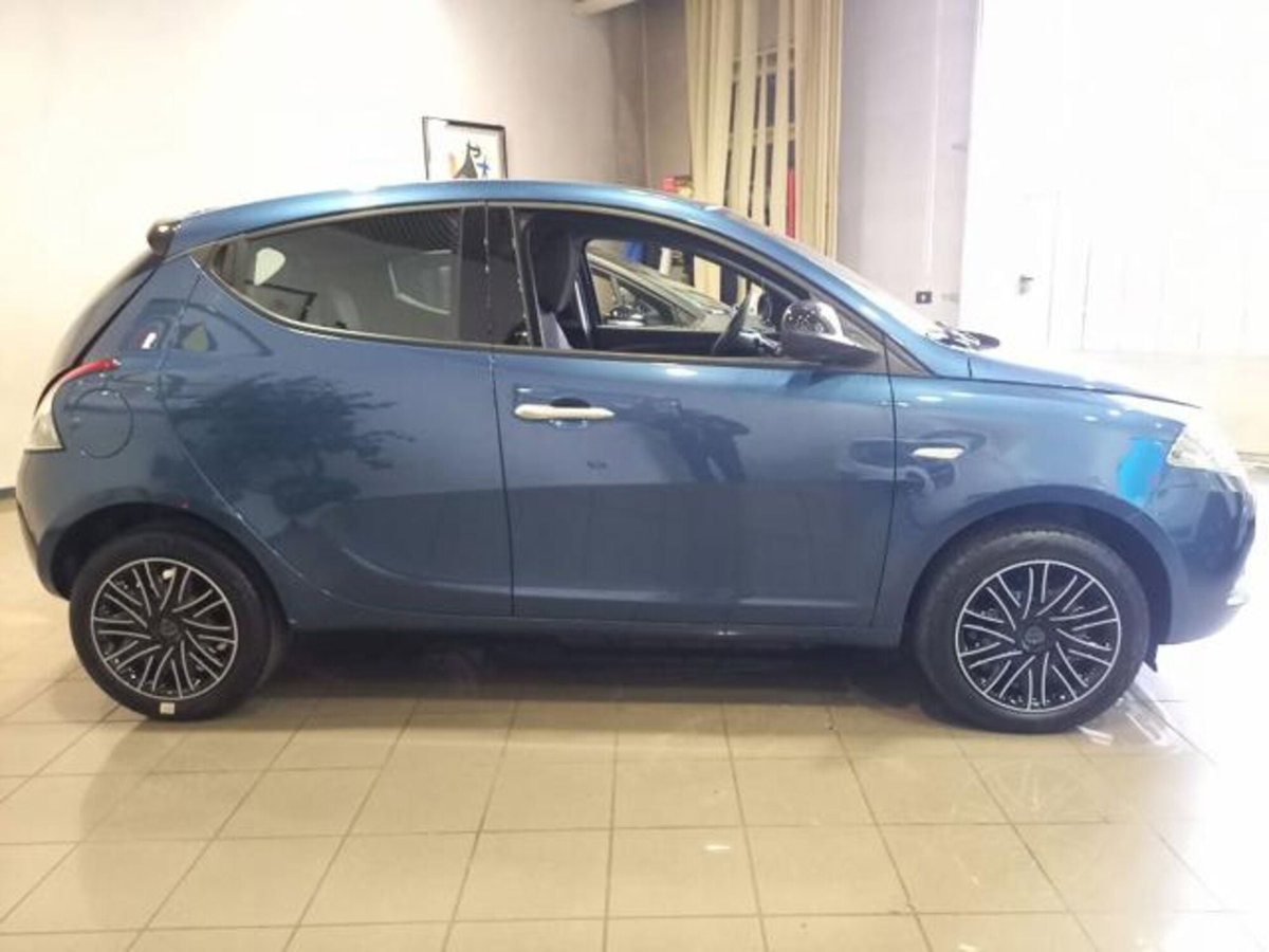 Lancia Ypsilon 1.0 FireFly 5 porte S&S Hybrid Ecochic A. Ferretti (4)