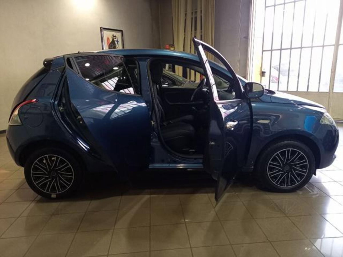 Lancia Ypsilon 1.0 FireFly 5 porte S&S Hybrid Ecochic A. Ferretti (6)