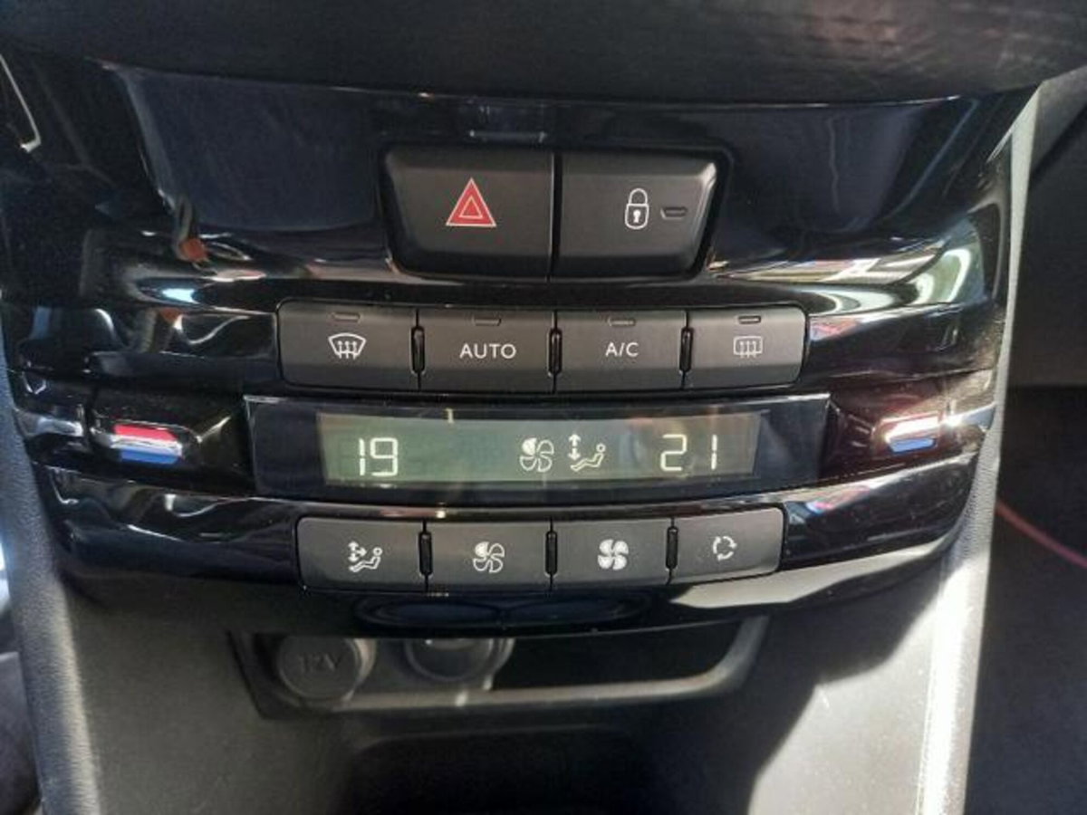 Peugeot 2008 BlueHDi 100 S&S GT Line (12)