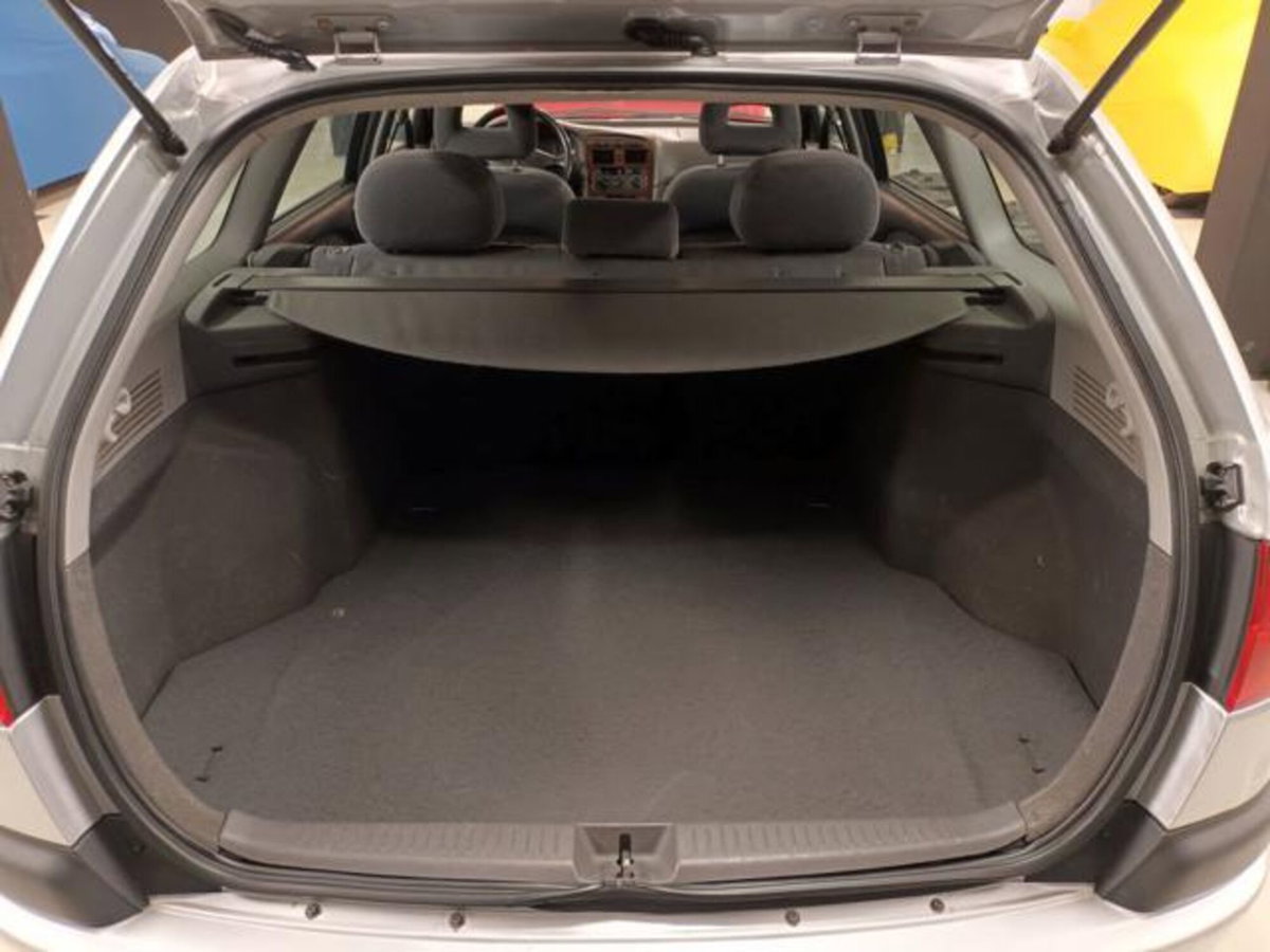 Toyota Avensis Station Wagon 1.6i 16V cat Station Wagon Sol (14)
