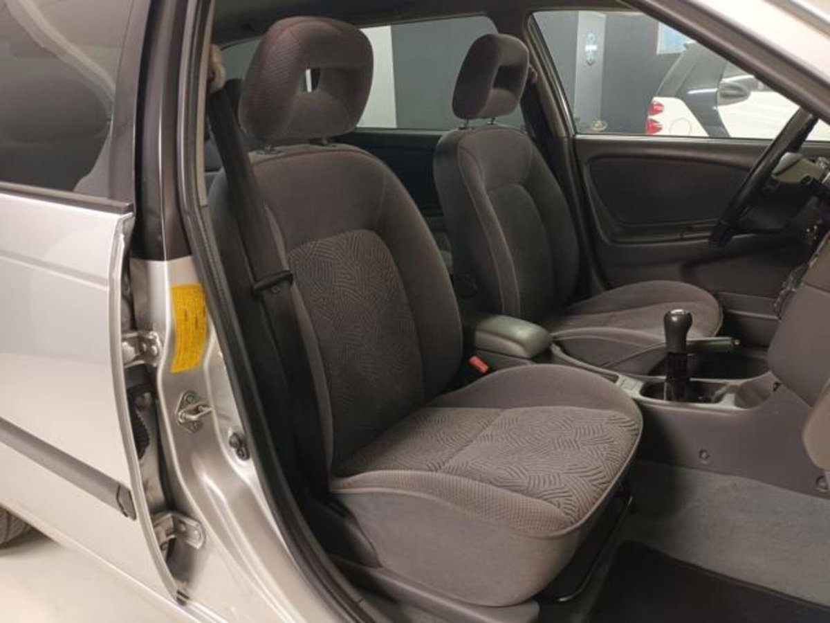 Toyota Avensis Station Wagon 1.6i 16V cat Station Wagon Sol (6)