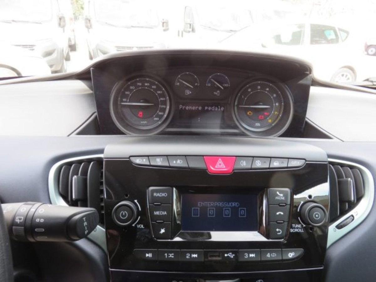 Lancia Ypsilon 1.0 FireFly 5 porte S&S Hybrid Ecochic A. Ferretti (10)