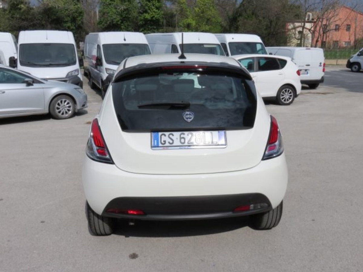 Lancia Ypsilon 1.0 FireFly 5 porte S&S Hybrid Ecochic A. Ferretti (12)