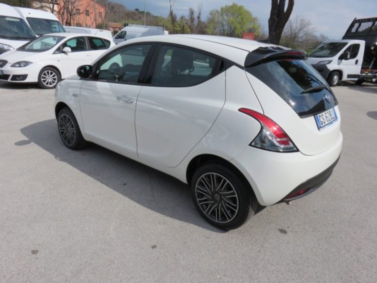 Lancia Ypsilon 1.0 FireFly 5 porte S&S Hybrid Ecochic A. Ferretti (2)
