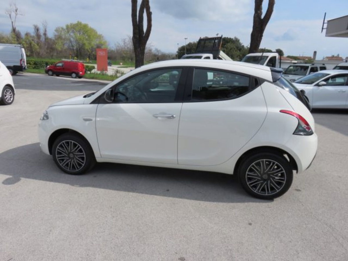Lancia Ypsilon 1.0 FireFly 5 porte S&S Hybrid Ecochic A. Ferretti (3)