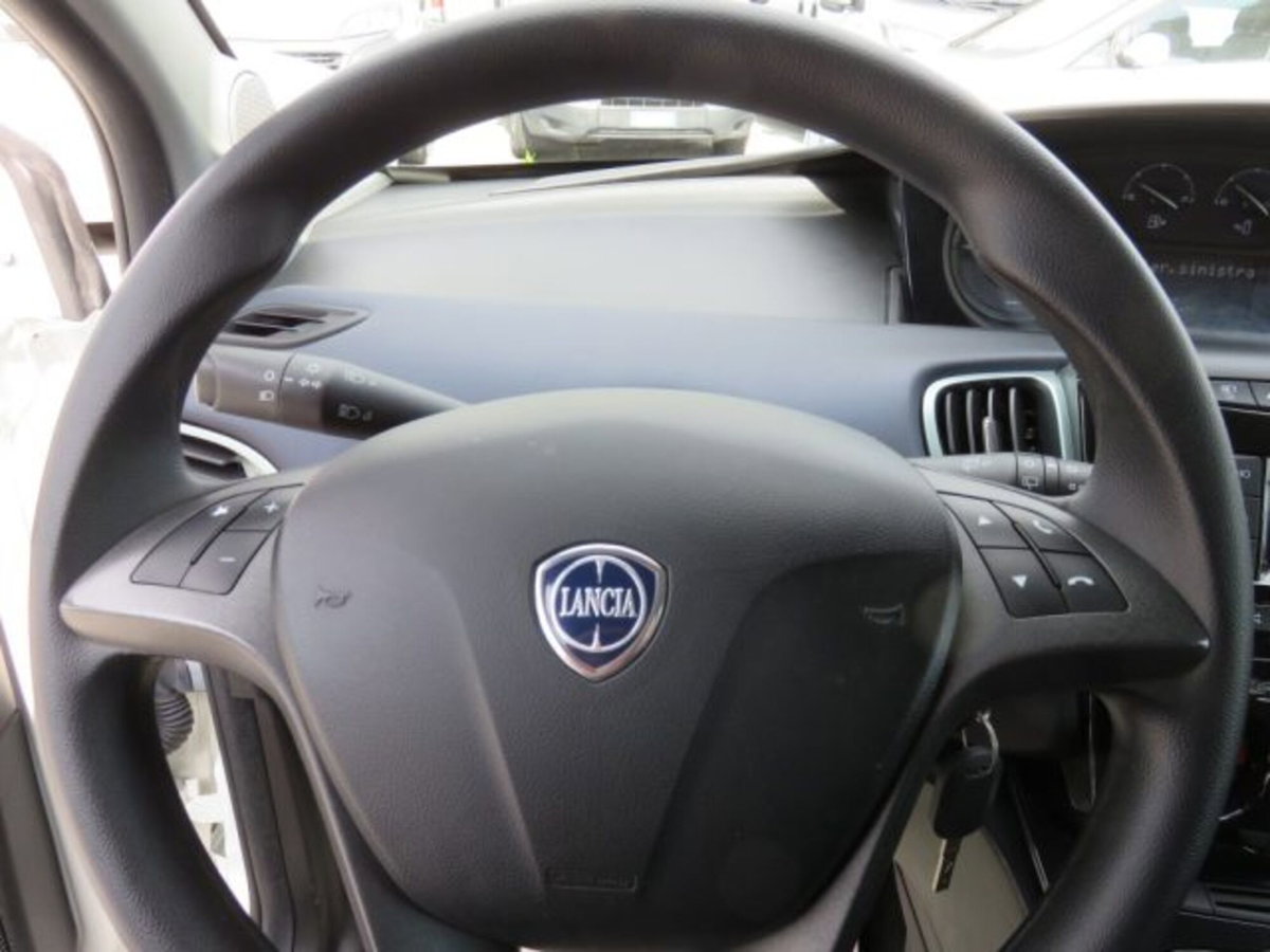 Lancia Ypsilon 1.0 FireFly 5 porte S&S Hybrid Ecochic A. Ferretti (8)