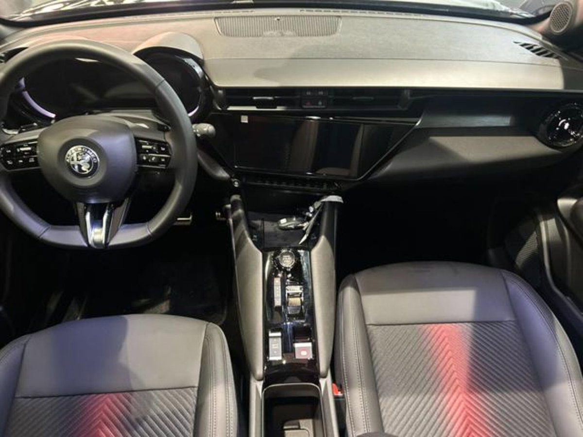 Alfa Romeo Junior 1.2 ibrida Q4 Intensa 145cv edct6 (4)