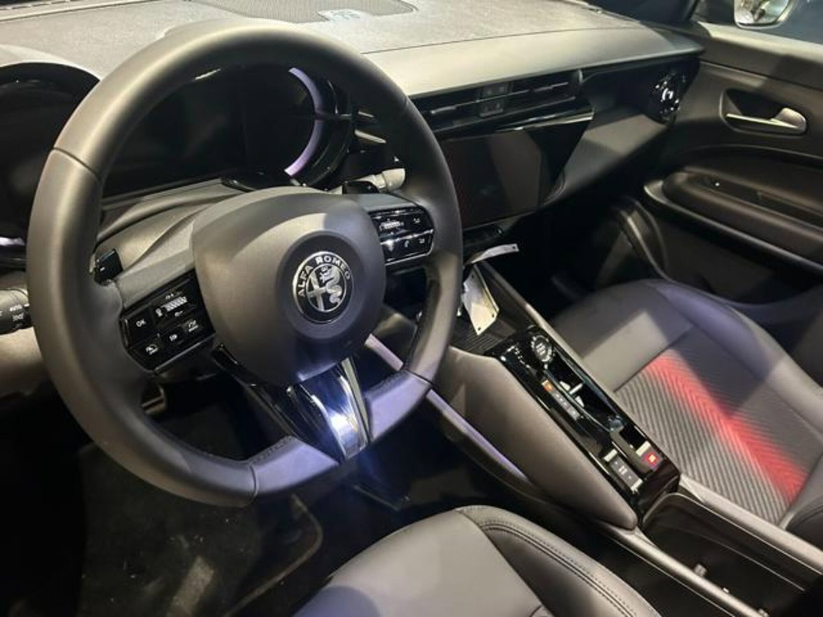 Alfa Romeo Junior 1.2 ibrida Q4 Intensa 145cv edct6 (7)