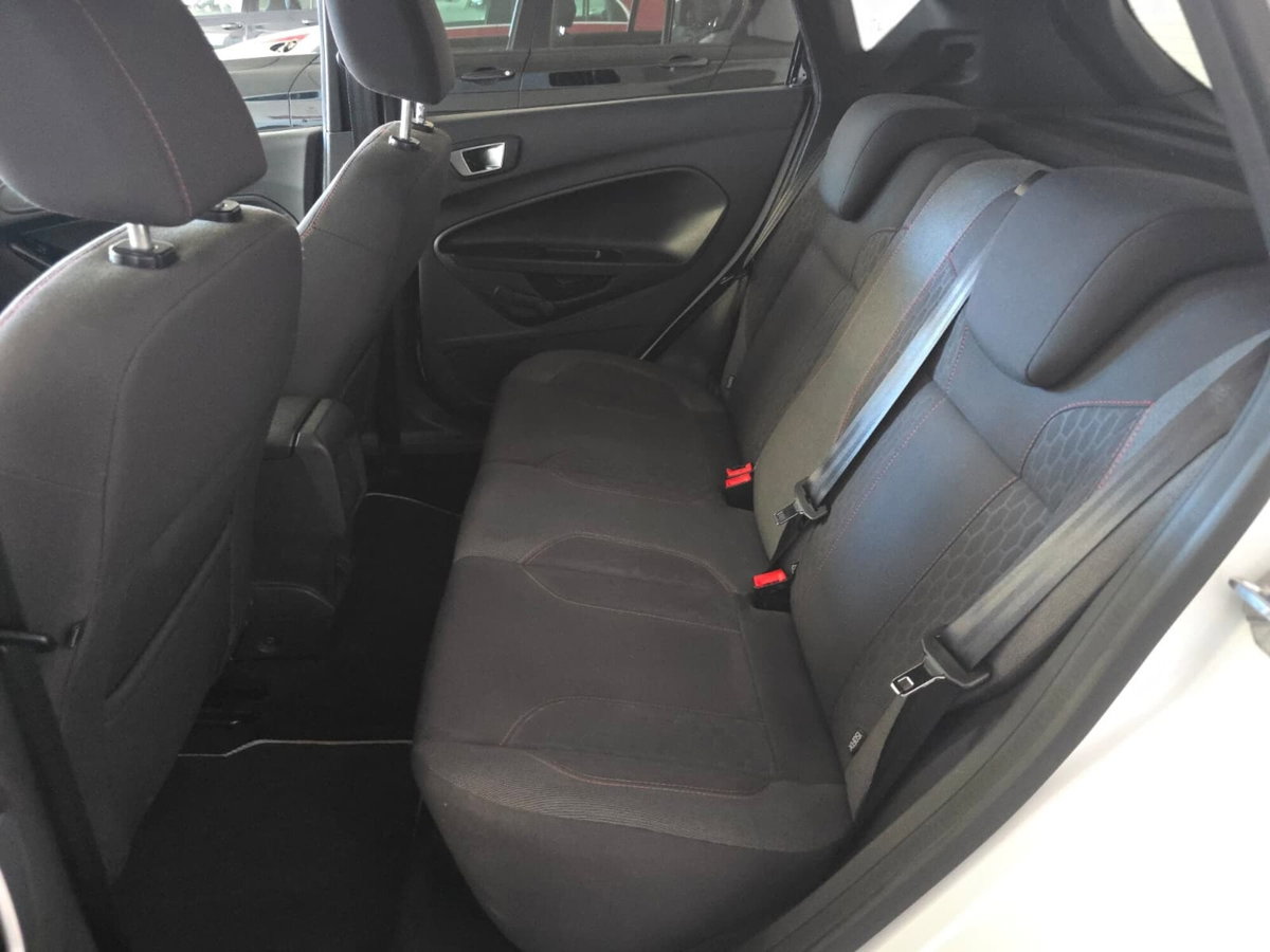 Ford Fiesta 1.5 TDCi 75CV 5 porte ST-Line (9)