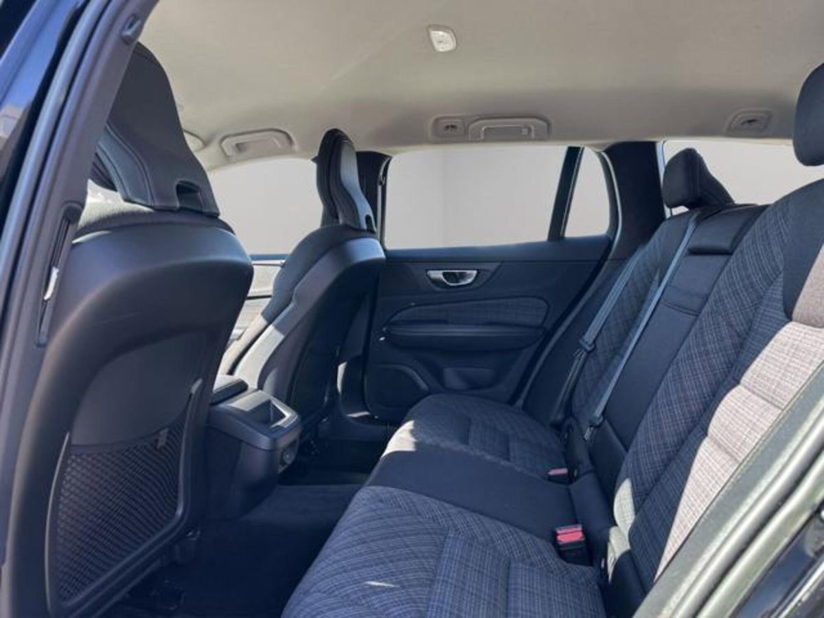 Volvo V60 B4 (d) automatico Essential (14)