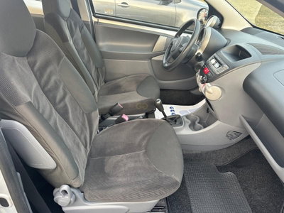 Toyota Yaris 1.0 5 porte Sol (10)