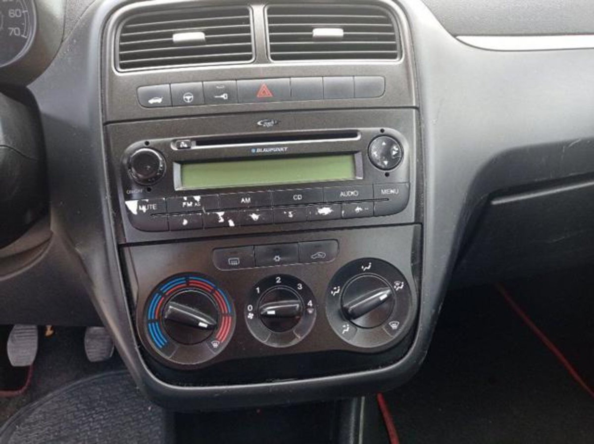 Fiat Grande Punto 1.3 MJT 75 CV 5 porte Dynamic (8)