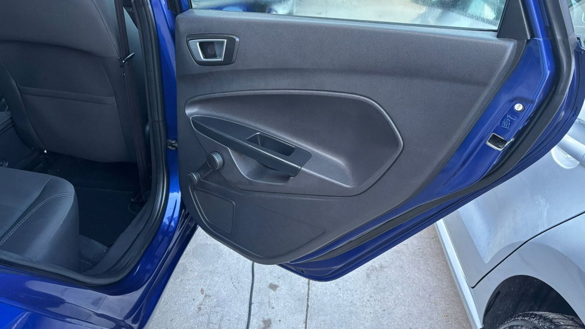 Ford Fiesta Plus 1.5 TDCi 75CV 5 porte (7)