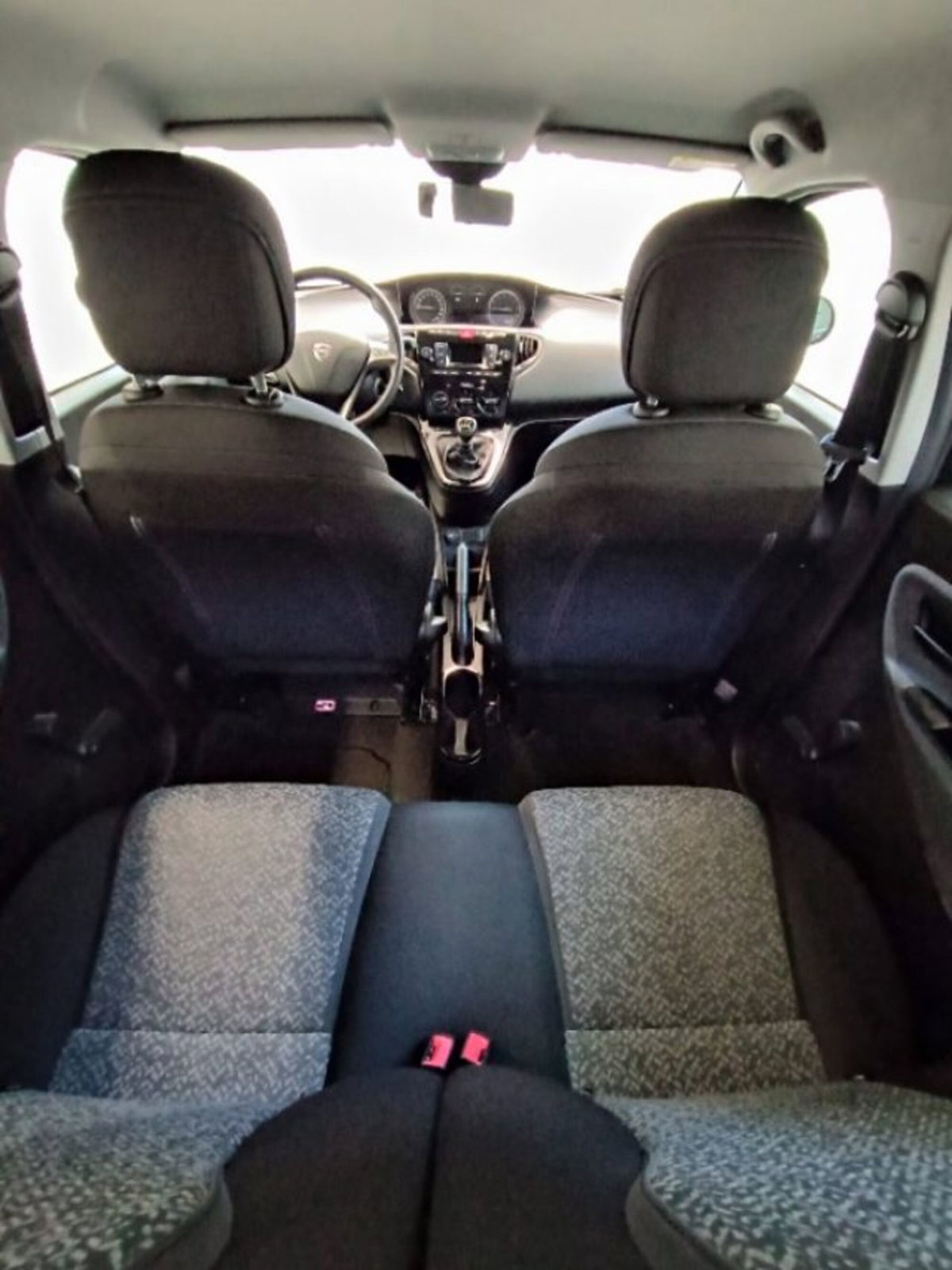 Lancia Ypsilon 1.0 FireFly 5 porte S&S Hybrid Ecochic Gold (11)