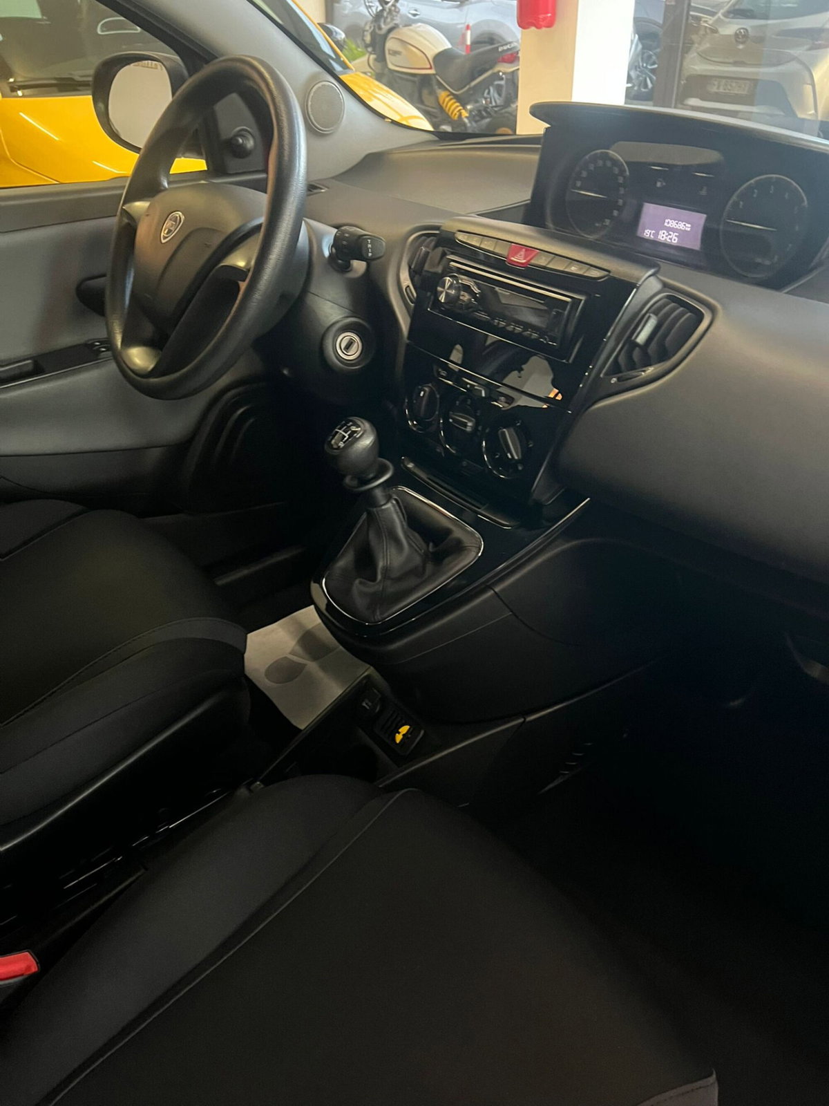 Lancia Ypsilon 1.2 69 CV 5 porte Gold (9)