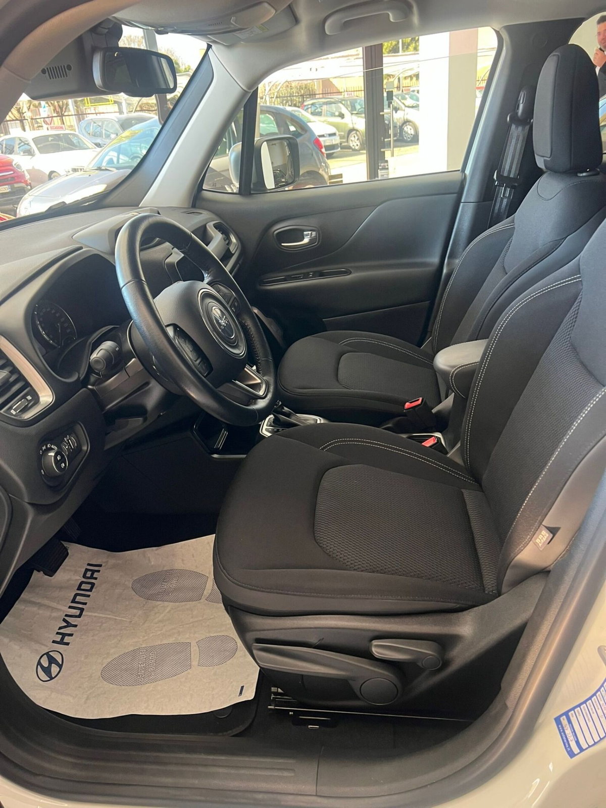 Jeep Renegade 1.3 T4 DDCT Limited (7)